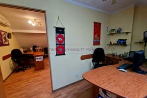 комерційна за адресою Корятовича пл., 15