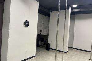 комерційна за адресою Анни Ахматової вул., 30