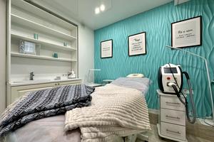 комерційна за адресою Українська вул., 85б