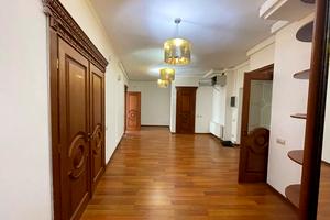 комерційна за адресою Крутий узвіз, 1