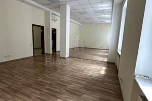 комерційна за адресою Володимирська вул., 4