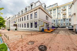 комерційна за адресою Богдана Хмельницького вул., 9