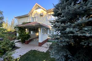 комерційна за адресою Зоряна вул., 8