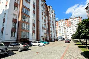 комерційна за адресою Двірська вул., 30