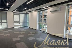 комерційна за адресою Джона Маккейна вул. (Івана Кудрі), 1