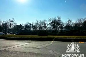 коммерческая по адресу Захисників України пл. (Дружбы Народов), 1