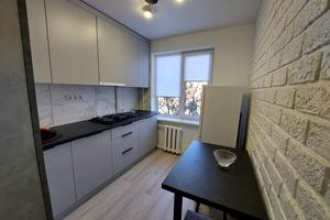квартира за адресою Тролейбусна вул., 5