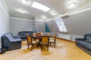 комерційна за адресою Липська вул., 10