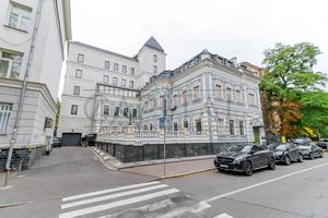 комерційна за адресою Липська вул., 10