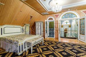 комерційна за адресою Патріарха Володимира Романюка вул. (Жовтнева), 2Б