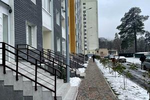 комерційна за адресою Миколи Вінграновського вул., 2