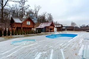 комерційна за адресою Шкільна вул., 1