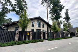 будинок за адресою Євгена Коновальця вул., 49