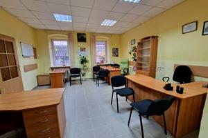комерційна за адресою Корятовича пл., 15