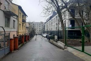 комерційна за адресою Юліана Буцманюка вул., 92а