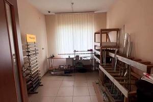 комерційна за адресою Небесної Сотні, 1