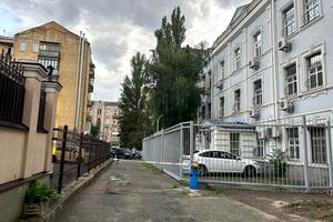 комерційна за адресою Саксаганського вул., 106Б