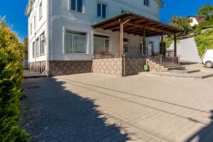 комерційна за адресою Лауреатська вул., 8