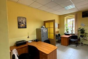 комерційна за адресою Корятовича пл., 15