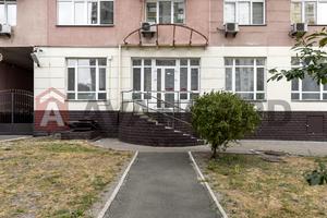комерційна за адресою Миколи Амосова вул., 4