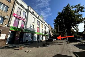 комерційна за адресою Повітрофлотська вул., 42