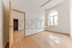 комерційна за адресою Володимирська вул., 4