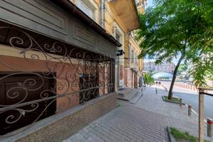 комерційна за адресою Костельна вул., 6