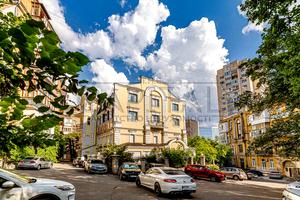 комерційна за адресою Саксаганського вул., 30