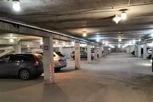 паркомісце за адресою Незалежності вул., 8г