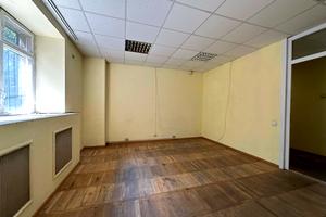 комерційна за адресою Кловський узвіз, 18