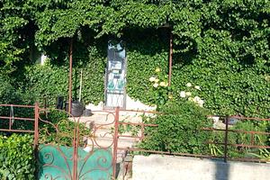 комерційна за адресою Театральна, 4