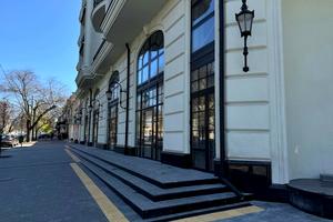 комерційна за адресою Гімназична вул., 13