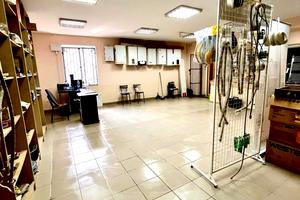комерційна за адресою Василя Симоненка вул., 45