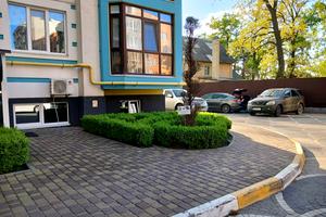 комерційна за адресою Українська вул., 83 б