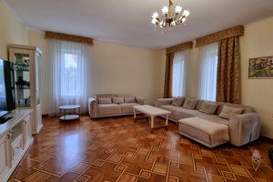 дом по адресу с. Петропавловская борщаговка, Каштановая ул.
