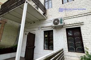 комерційна за адресою Виконкомівська вул., 10