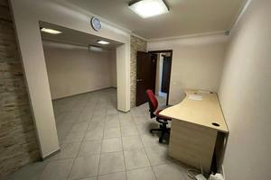 комерційна за адресою Празька вул., 32