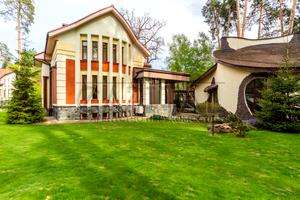 будинок за адресою Курортна вул., 9