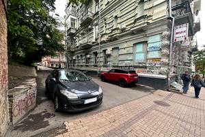 комерційна за адресою Михайлівська пл., 1
