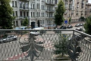 комерційна за адресою Володимирська вул., 4