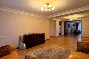 квартира за адресою Академіка Чекмарьова вул., 2