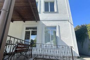 комерційна за адресою Лауреатська вул., 8
