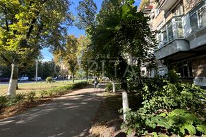 комерційна за адресою Повітрофлотська вул., 42