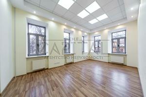 комерційна за адресою Володимирська вул., 4
