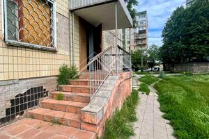 комерційна за адресою Українська вул., 5