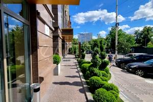 комерційна за адресою Жилянська вул., 68