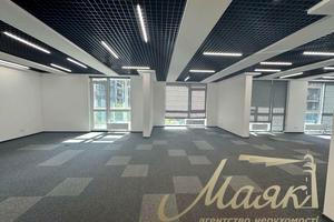 комерційна за адресою Джона Маккейна вул. (Івана Кудрі), 1