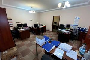 комерційна за адресою Довженка вул., 6а