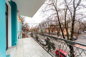 комерційна за адресою Володимирська вул., 4