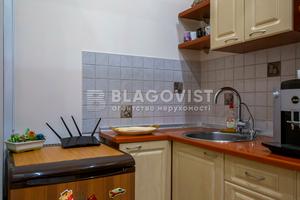 комерційна за адресою Лютеранська вул., 8